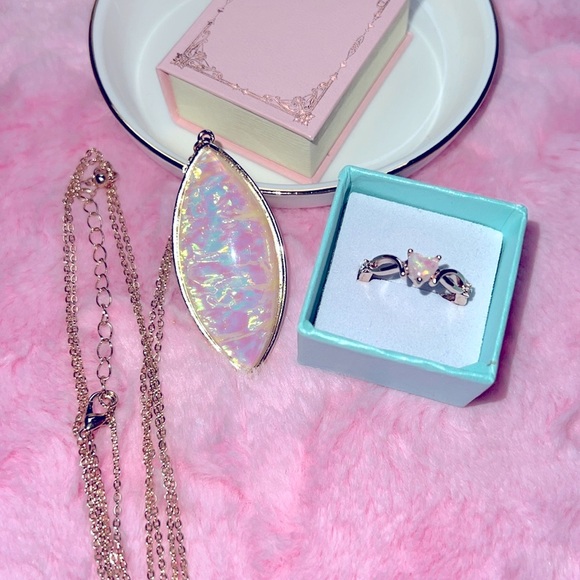✨ Iridescent Pendant Necklace with matching ring set💍 - Picture 8 of 8